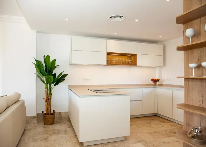 Luxury In Marbella, Sea & Golf Views, Fully Renovated 2025, Private Garden, 5 Min To فيلة