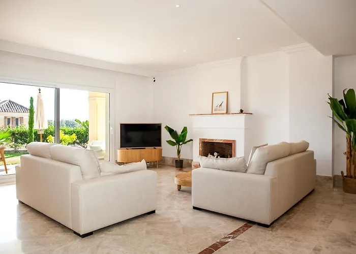 Luxury In Marbella, Sea & Golf Views, Fully Renovated 2025, Private Garden, 5 Min To فيلة