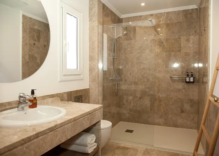 Luxury In Marbella, Sea & Golf Views, Fully Renovated 2025, Private Garden, 5 Min To ماربيا