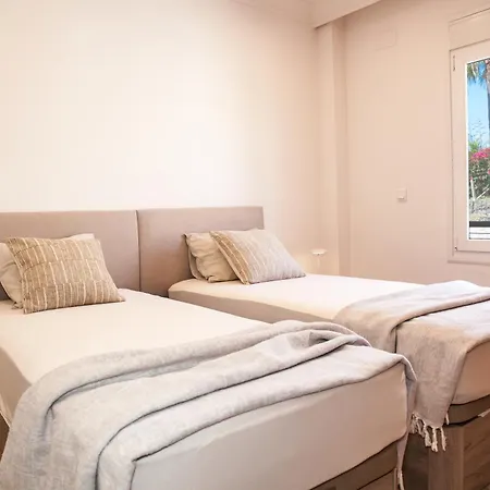 Luxury In Marbella, Sea & Golf Views, Fully Renovated 2025, Private Garden, 5 Min To ヴィラ マルベーリャ