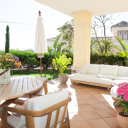 Luxury In Marbella, Sea & Golf Views, Fully Renovated 2025, Private Garden, 5 Min To 别墅 马尔韦利亚