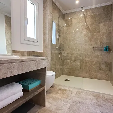Luxury In Marbella, Sea & Golf Views, Fully Renovated 2025, Private Garden, 5 Min To * 马尔韦利亚