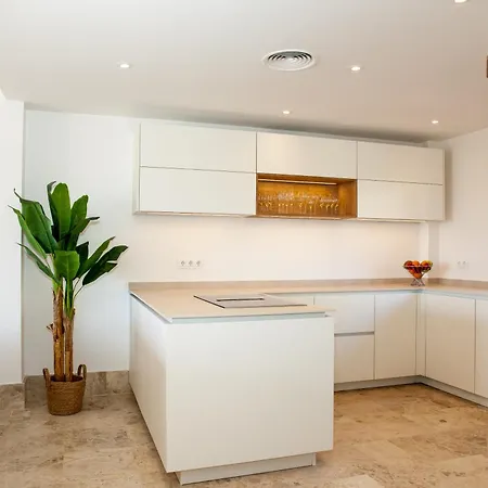 Luxury In Marbella, Sea & Golf Views, Fully Renovated 2025, Private Garden, 5 Min To 别墅