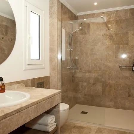 Luxury In Marbella, Sea & Golf Views, Fully Renovated 2025, Private Garden, 5 Min To 马尔韦利亚
